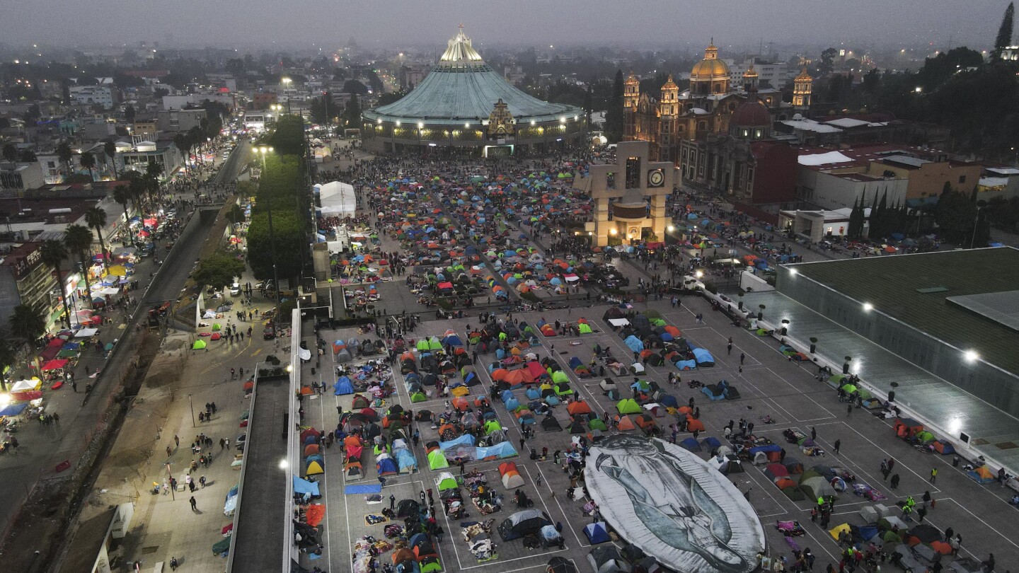 Хиляди се събират, за да почетат Дева Мария от Гуадалупе в Мексико на годишнината от явяването през 1531 г.