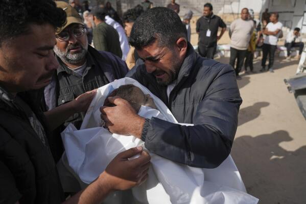 Mohannad Al-Agha sostiene el cuerpo de su sobrina Zeina Al- Agha, de dos años, asesinada en un ataque aéreo israelí por la noche, en su funeral en el hospital Nasser de Jan Yunis, en la Franja de Gaza, el domingo 11 de mayo de 2025. (AP Foto/Abdel Kareem Hana)