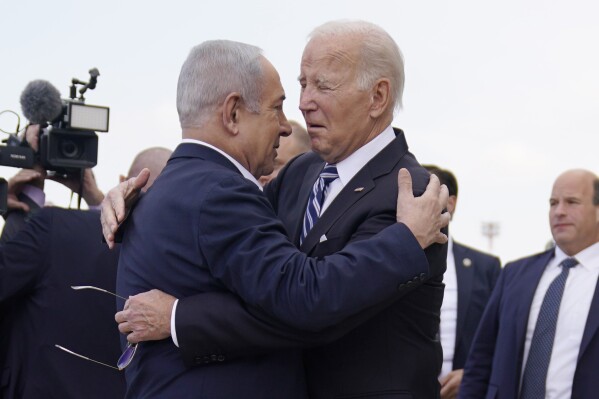 El primer ministro israelí, Benjamin Netanyahu, recibe al presidente Joe Biden al llegar al Aeropuerto Internacional Ben Gurion, el 18 de octubre de 2023, en Tel Aviv. (Foto AP/Evan Vucci)