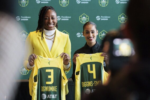 New Seattle Storm players Nneka Ogwumike (3) and Skylar Diggins-Smith (4) attend a press conference in Seattle, Monday, Feb. 19, 2024. (Erika Schultz/The Seattle Times via 番茄直播)