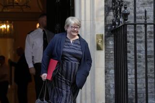 Therese Coffey, nueva secretaria de Salud británica, sale de la residencia oficial de la ministra británica, Liz Truss, en el número 10 de Downing Street en Londres, el miércoles 7 de septiembre de 2022. (Foto AP/Frank Augstein)