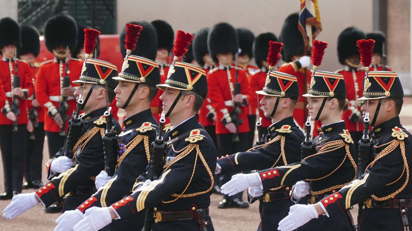 Британски и френски войски маршируват в исторически съвместни паради в Лондон и Париж в знак на солидарност
