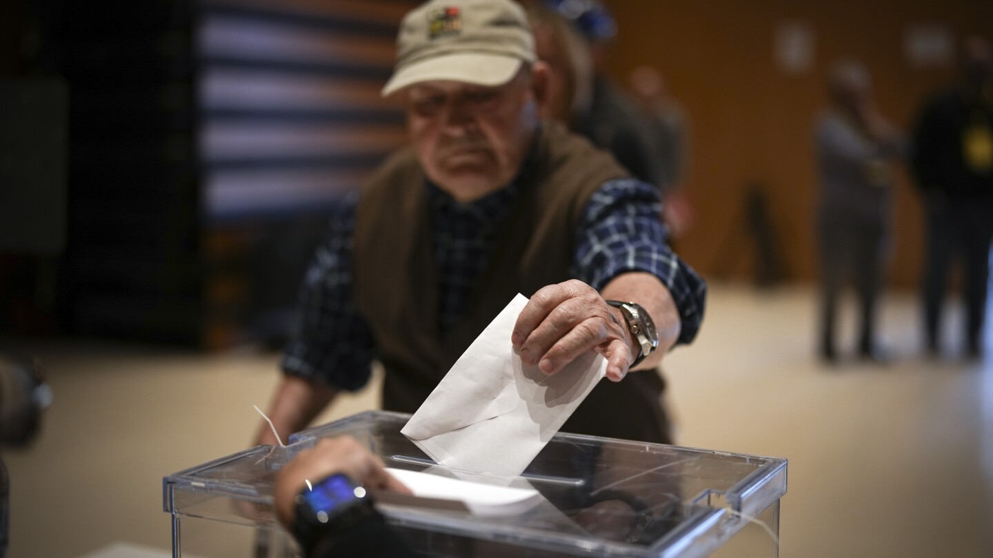 Los catalanes votan en las elecciones autonómicas para medir la fuerza del movimiento separatista