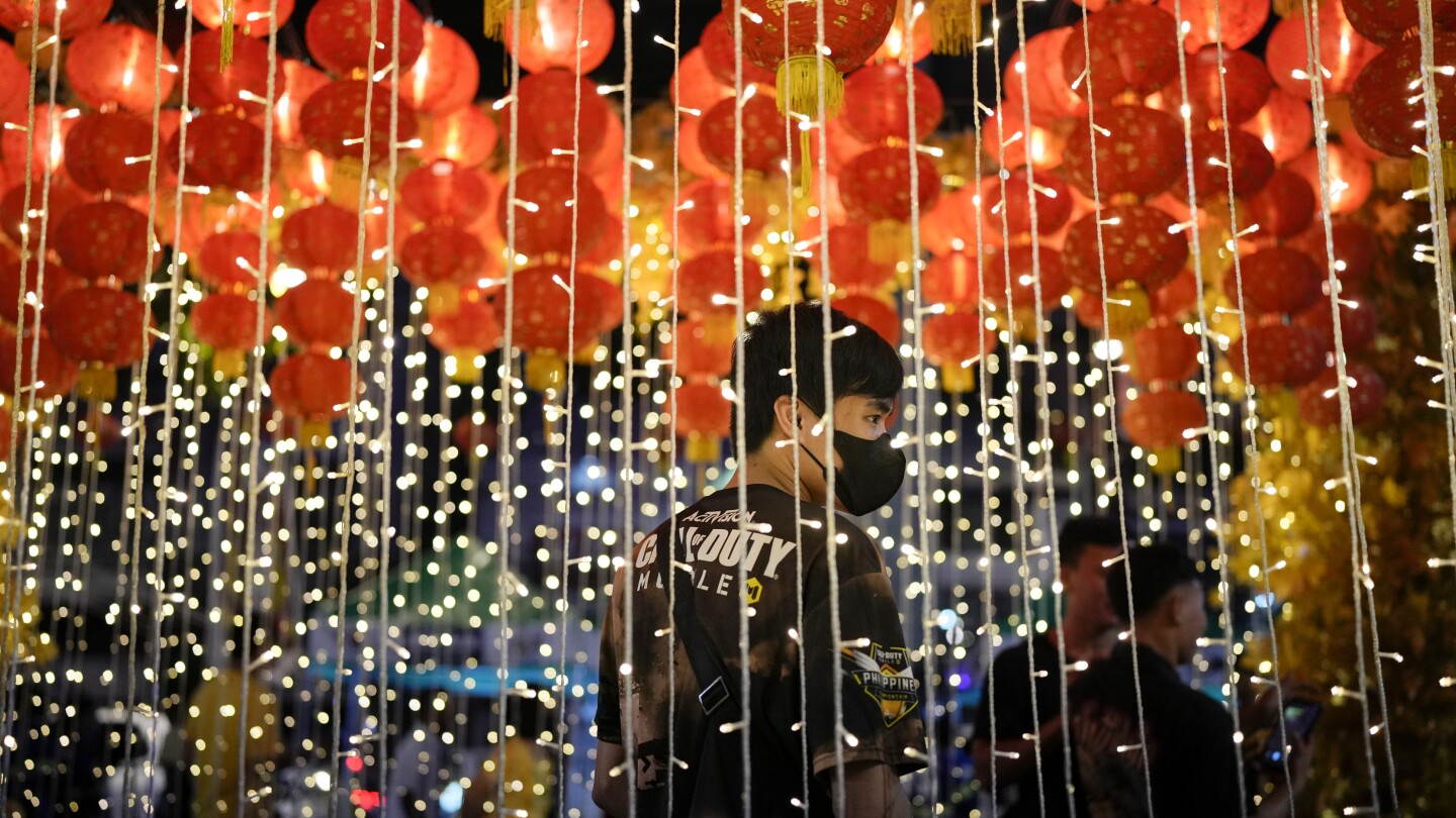 СНИМКИ AP: Лунната нова година във Филипините привлича тълпи в един от най-старите китайски квартали в света