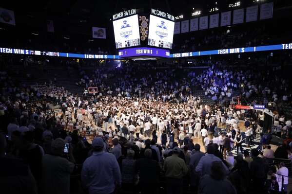 Los fanáticos irrumpen en la cancha después de que Georgia Tech venciera a Carolina del Norte 74-73 en un partido de baloncesto universitario de la NCAA el martes 30 de enero de 2024 en Atlanta.  (Foto AP/Alex Slitz)