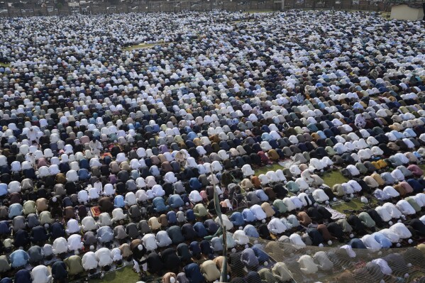 イスラム教徒が2024年4月10日水曜日、パキスタン・カラチで断食月ラマダンの終わりを記念するイード・アル・フィトル（Eid al-Fitr）祈りをしています。  (AP Photo/Fareed Khan)