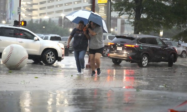 Un violent orage se déplace à l'intérieur du Minute Maid Park avant un match de baseball entre les Oakland Athletics et les Houston Astros, le jeudi 16 mai 2024, à Houston.  (Karen Warren/Houston Chronicle via AP)