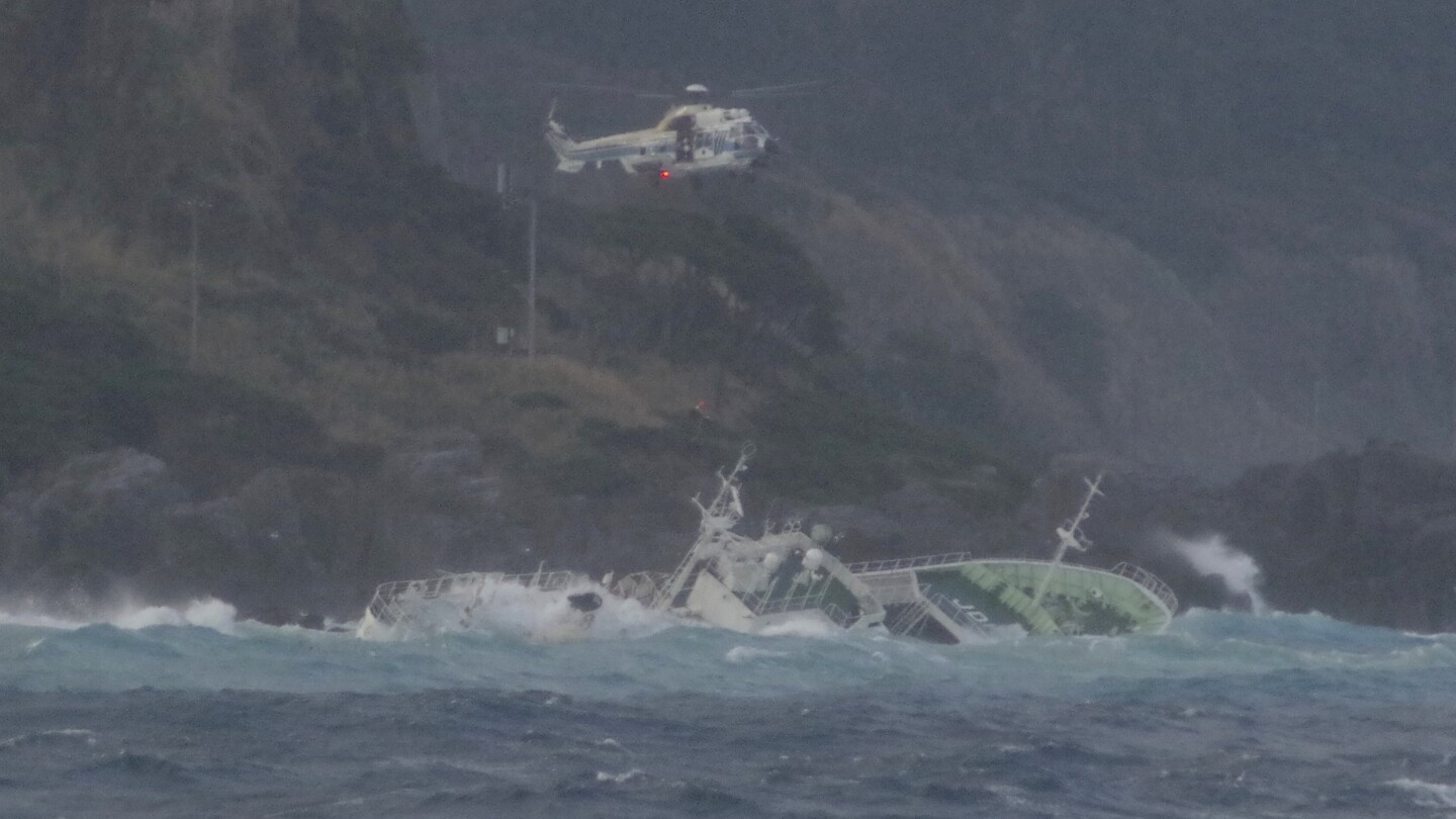 24 рибари бяха спасени от наполовина потопен кораб в бурно море край японски остров, но 1 открит мъртъв