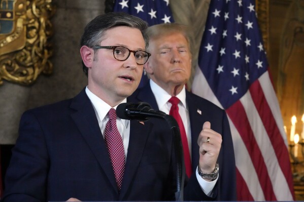 Il presidente della Camera Mike Johnson, R-Los Angeles, parla mentre l'ex presidente candidato presidenziale repubblicano Donald Trump ascolta durante una conferenza stampa, venerdì 12 aprile 2024, a Mar-a-Lago a Palm Beach, Florida (AP Photo/Wilfredo Lee )