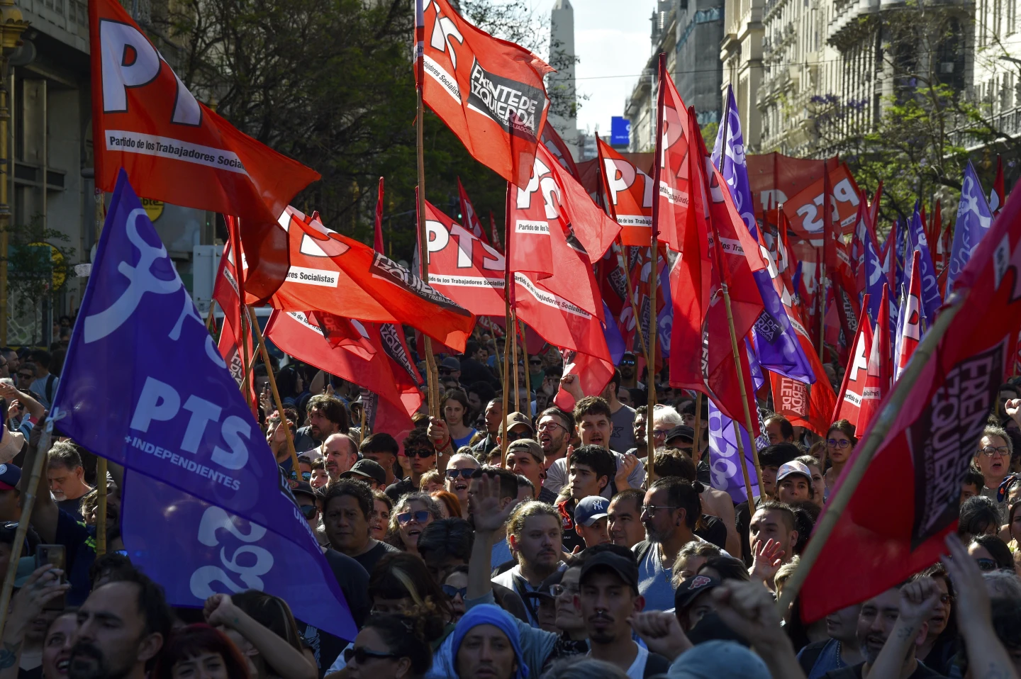 Argentina’s President Announces Economy Deregulation as Thousands Protest Against Austerity