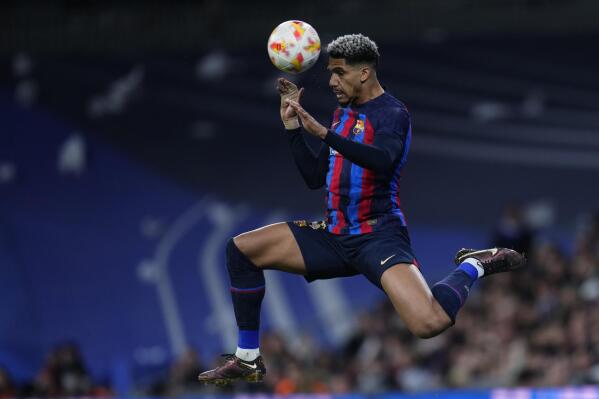 Barcelona's Ronald Araujo heads the ball during the Spanish Copa del Rey semi final, first leg soccer match between Real Madrid and Barcelona at Santiago Bernabeu stadium in Madrid, Spain, Thursday, March 2, 2023. (AP Photo/Manu Fernandez)