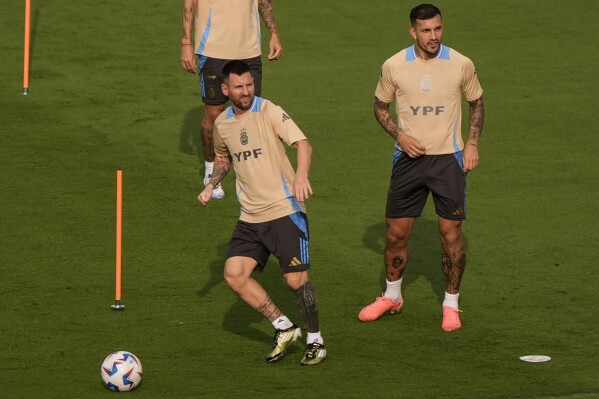 Lionel Messi, bottom left, works out with his team, Argentina, before a COPA soccer match, Monday, June 17, 2024, in Kennesaw, Ga. Argentina plays team Canada on June 20, in Atlanta. (AP Photo/Mike Stewart)
