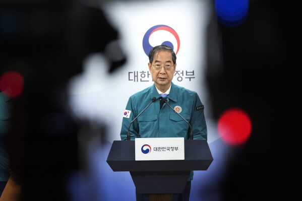 El primer ministro de Corea del Sur, Han Duck-soo, realiza una declaración pública en el complejo gubernamental, en Seúl, el 16 de mayo de 2024. (AP Foto/Ahn Young-joon)