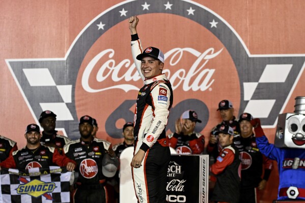 2024年5月26日，星期日，北卡罗来纳州康科德，车手克里斯托弗·贝尔在夏洛特汽车赛道赢得NASCAR杯系列汽车赛冠军后，在胜利巷庆祝。（美联社照片/马特·凯利）
