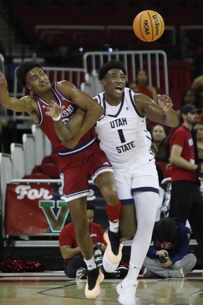 Great Osobor del estado de Utah lucha contra Leo Colimerio del estado de Fresno durante la primera mitad de un juego de baloncesto universitario de la NCAA en Fresno, California, el martes 27 de febrero de 2024. (Foto AP/Gary Kazanjian)