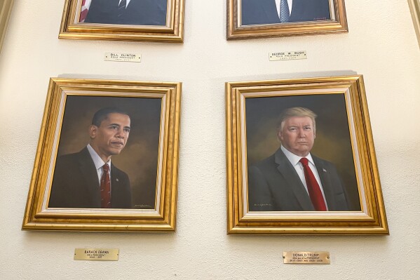 Retratos do presidente Donald Trump e do ex -presidente Barack Obama pendem na Rotunda do Capitólio em Denver na segunda -feira, 24 de março de 2025. (AP Photo/Jesse Bedayn)