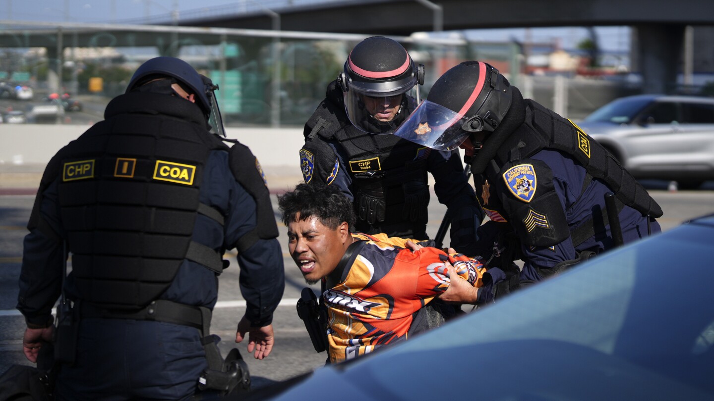 Arrestan a más de 20 personas tras primera noche de toque de queda por protestas en Los Ángeles