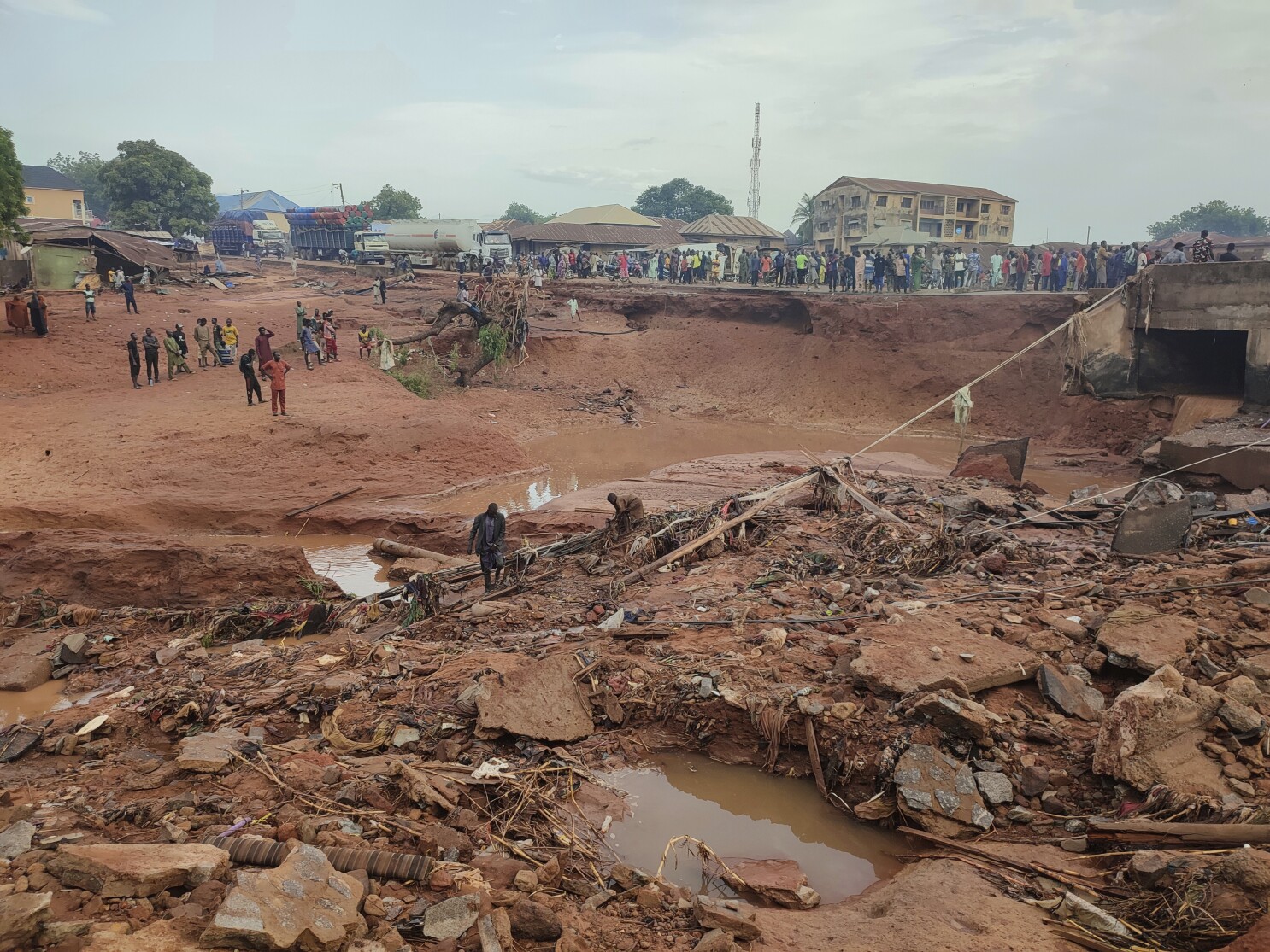 Inundaciones dejan 151 muertos y miles de desplazados en un pueblo de Nigeria