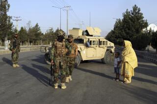 Milicianos del Talibán montan guardia en un retén cerca de la entrada al Aeropuerto Internacional Hamid Katzai en Kabul, Afganistán, 28 de agosto de 2021. Unos 150 estadounidenses se aprestaban a abordar un vuelo comercial desde Kabul el jueves 9 de setiembre de 2021. (AP Foto/Wali Sabawoon)