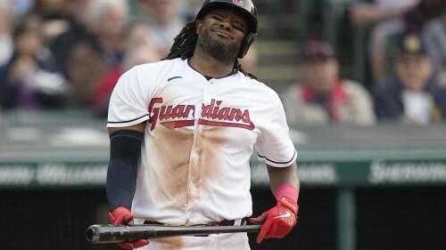 Josh Bell dari Cleveland Guardians meringis setelah melakukan serangan pada inning ketiga pertandingan bisbol tim melawan Boston Red Sox, Selasa, 6 Juni 2023, di Cleveland.  (Foto AP/Sue Ogrocki)