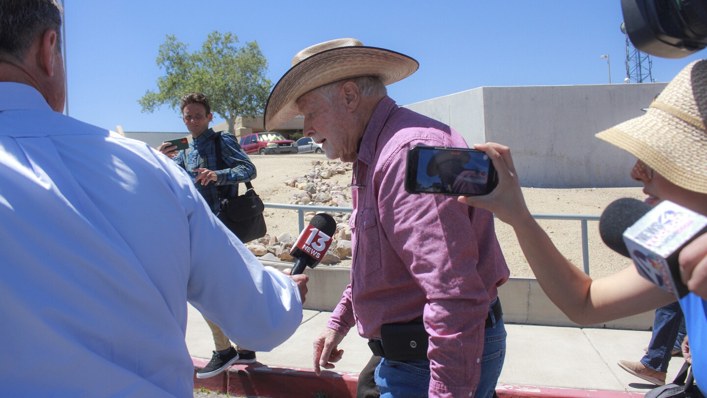 ФЕНИКС AP Съдията наблюдаващ случая на граничен фермер от Аризона