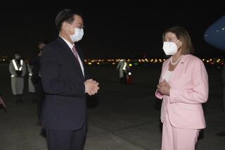 En esta foto publicada por la cancillería de Taiwán, la presidenta de la Cámara de Representantes de EEUU, Nancy Pelosi, habla con el ministro de Exteriores, Joseph Wu, al llegar a Taipéi, el martes 2 de agosto de 2022. (Ministerio de Relaciones Exteriores de Taiwán vía AP)
