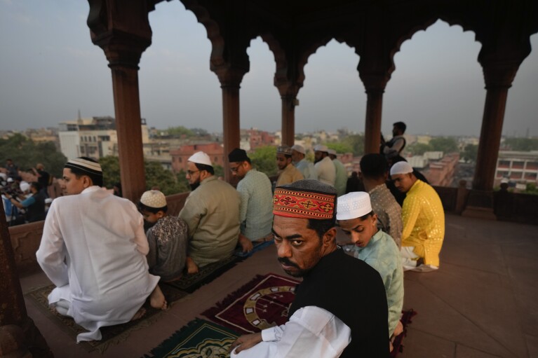 Muçulmanos rezam em uma mesquita em Nova Delhi, Índia, quinta-feira, 11 de abril de 2024. Cerca de duzentos milhões de muçulmanos constituem a maior minoria no país de maioria hindu.  (Foto AP/Manish Swarup)