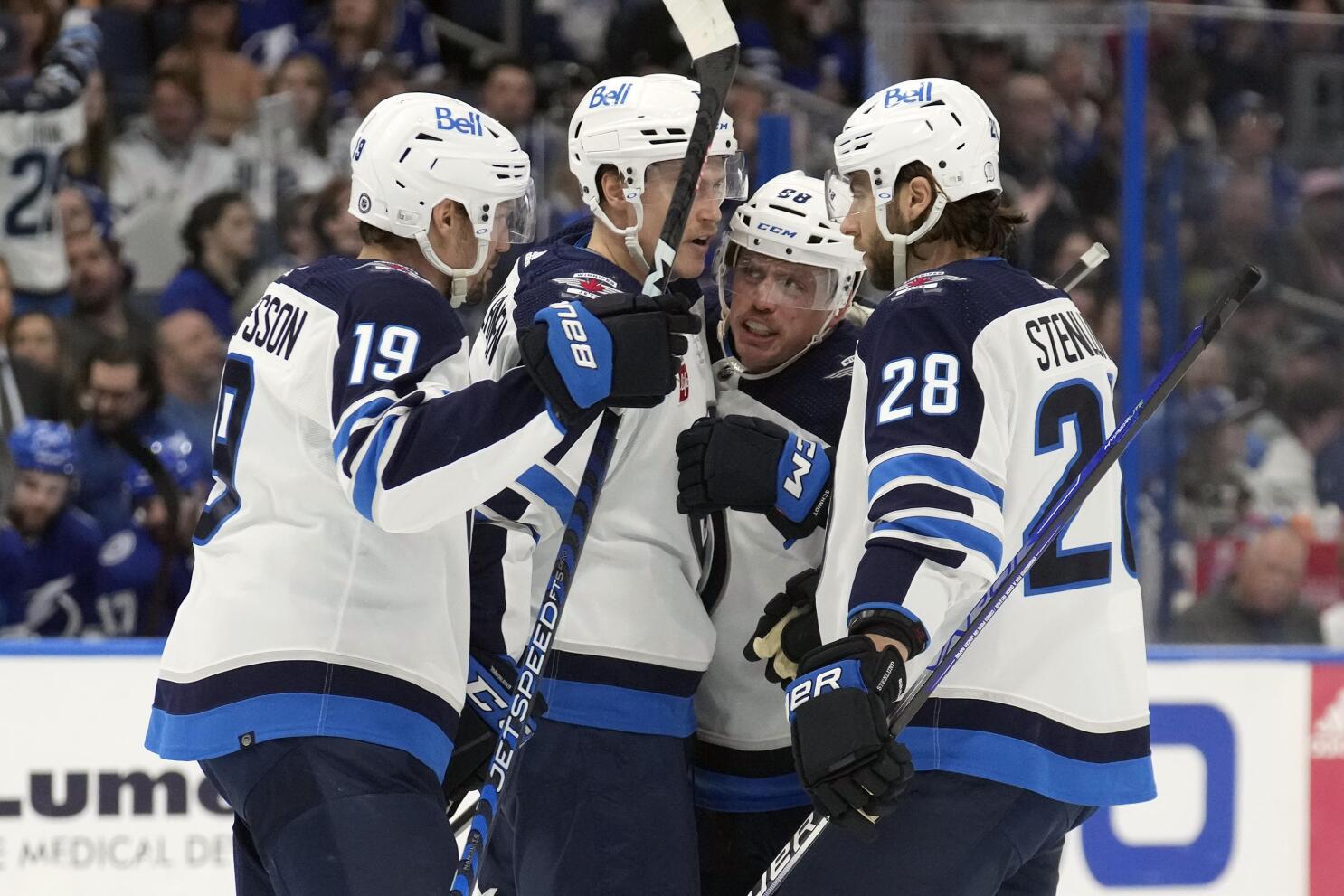 Neiderreiter, Barron score in 2nd, Jets beat Lightning 3-2