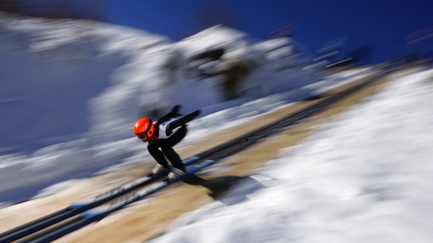 Млади ски скачачи летяха в най-стария ски клуб в страната в Ню Хемпшир