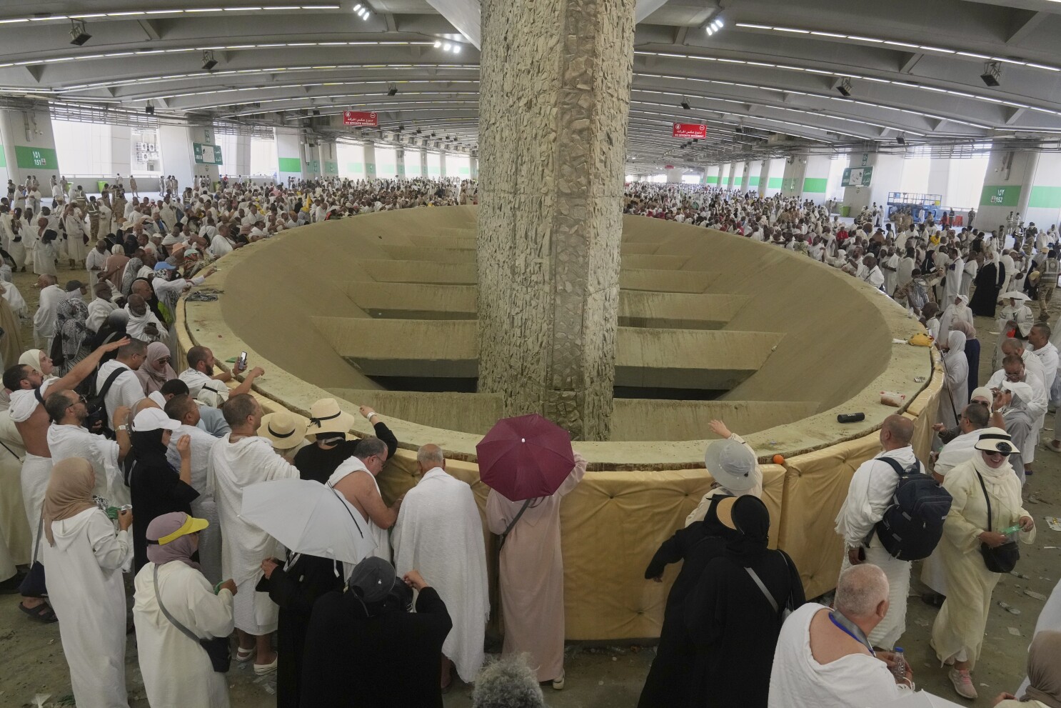 Hajj concludes as Muslim pilgrims perform the stoning of the devil ritual