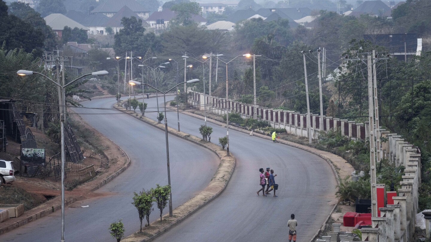 АБУДЖА Нигерия AP — Бойци налагащи блокада на сепаратисти в