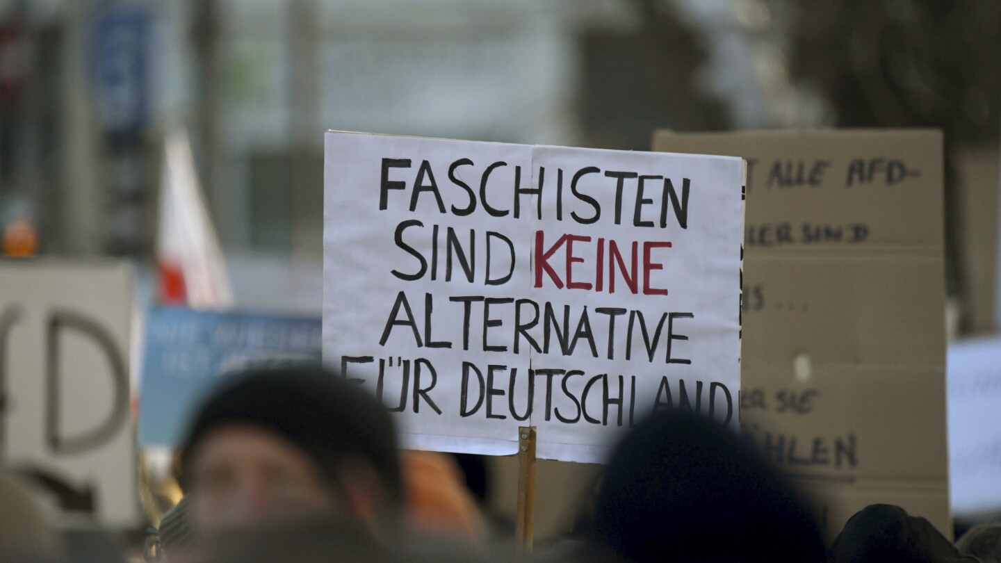 БЕРЛИН AP — Десетки хиляди хора протестираха срещу крайната десница