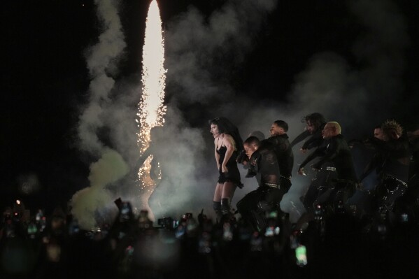 Lady Gaga se presenta durante su concierto gratuito en la playa de Copacabana en Río de Janeiro, el sábado 3 de mayo de 2025. (Foto AP/Silvia Izquierdo)
