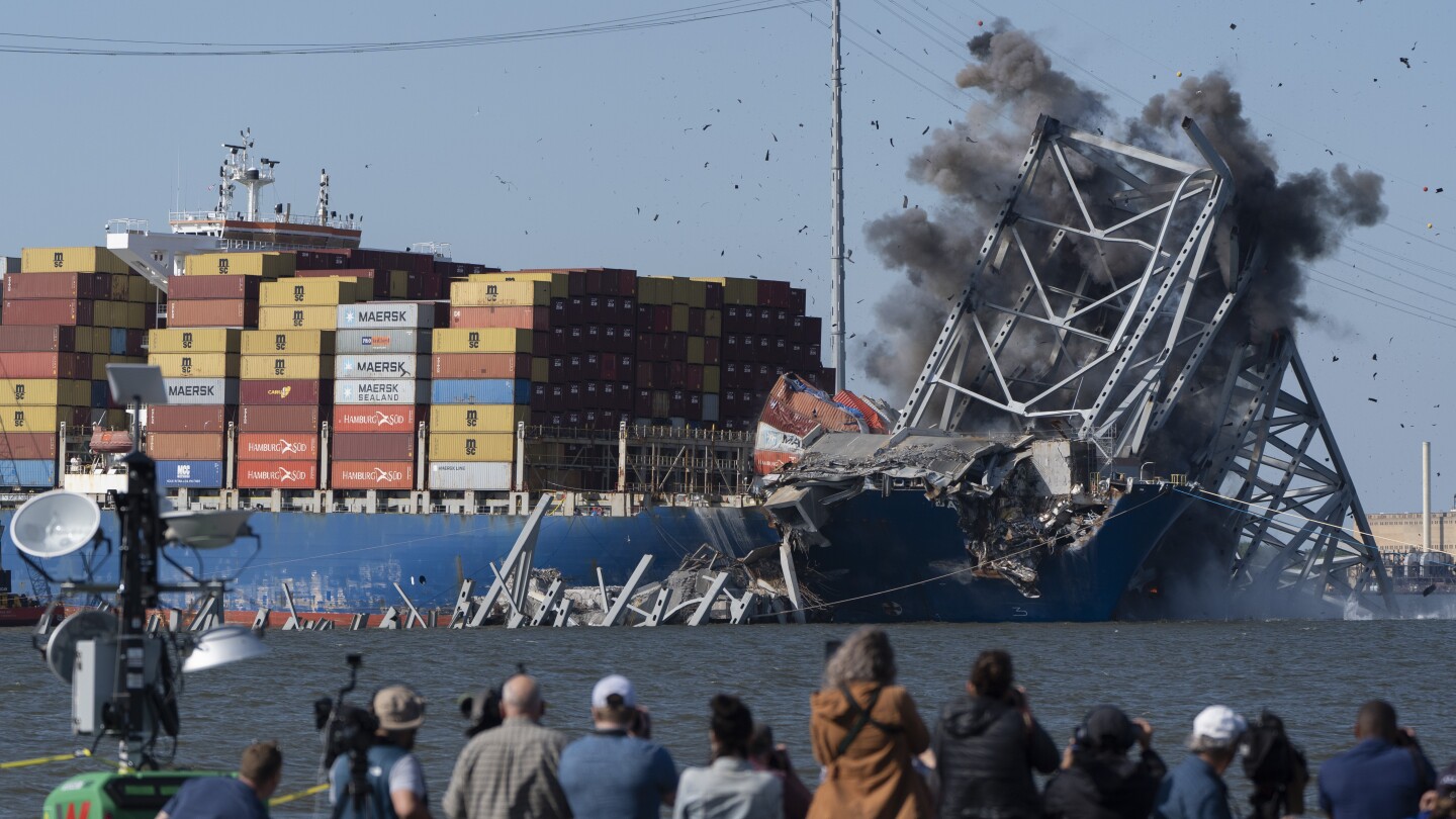 Тъй като работата по изваждането на товарен кораб от рухналия балтиморски мост продължава, какво ще кажете за неговия екипаж?