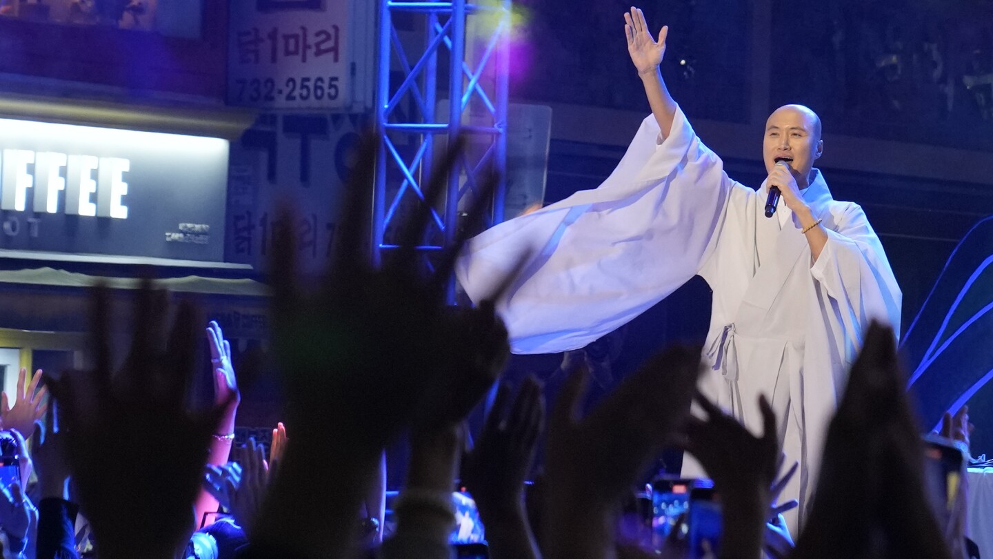СЕУЛ (АП) — Южнокорейски диджей, облечен като будистки монах, подскачаше