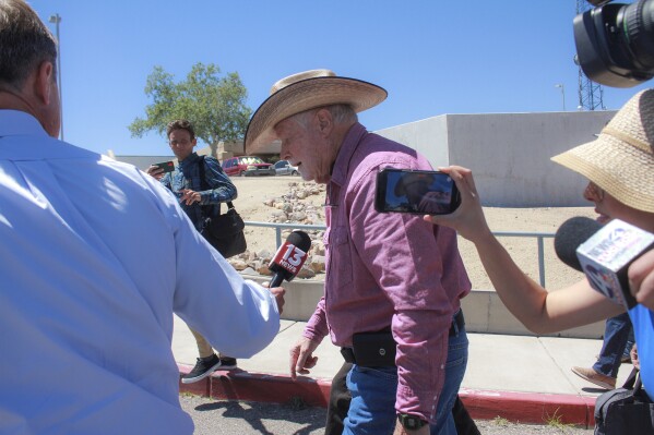 George Alan Kelly (centro) es seguido por periodistas mientras sale del tribunal del condado de Santa Cruz, el lunes 29 de abril de 2024, en Nogales, Arizona. (Angela Gervasi/Nogales International vía AP)