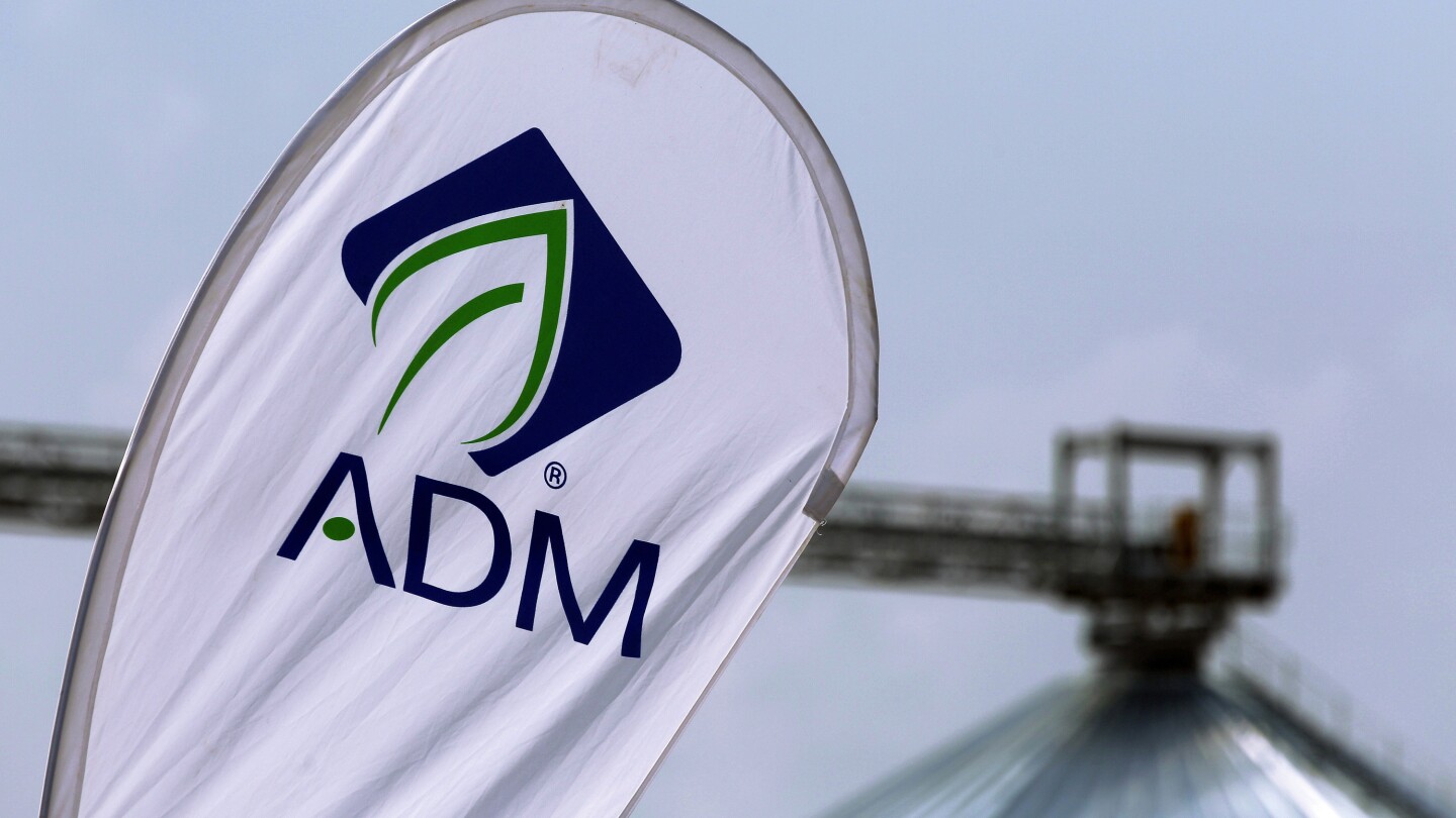 В момента се провежда счетоводно разследване в ADM и нейният висш финансов директор е пуснат в отпуск