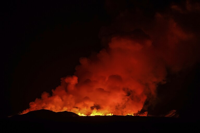 Une vue du volcan en éruption, au nord de Grindavík, en Islande, le jeudi 8 février 2024. Le Bureau météorologique islandais indique qu'un volcan est en éruption dans la partie sud-ouest du pays, au nord d'une colonie voisine.  L'éruption du volcan Sylingarfell a commencé jeudi à 6 heures du matin, heure locale, peu après une intense activité sismique.  (Photo AP/Marco Di Marco)