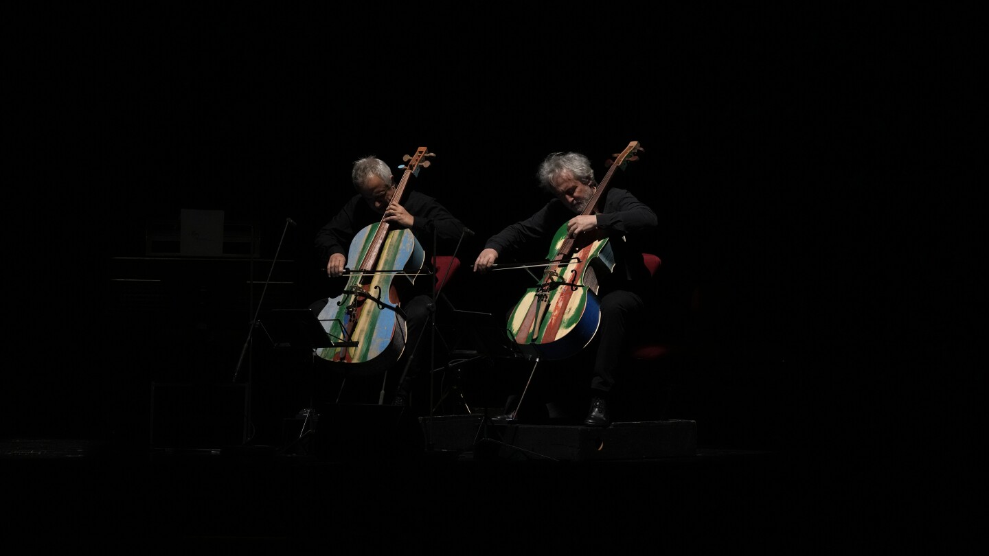 МИЛАНО (AP) — Цигулките, виолите и виолончелата, свирени от Orchestra
