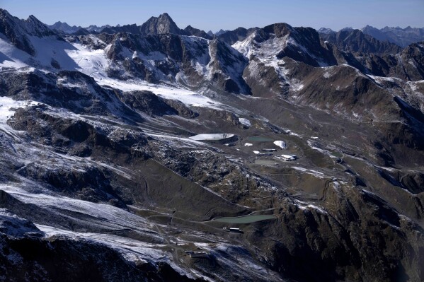 Гірськолижний район на льодовику Штубай поблизу Інсбрука, Австрія, у понеділок, 25 вересня 2023 р. (AP Photo/Matthias Schrader)