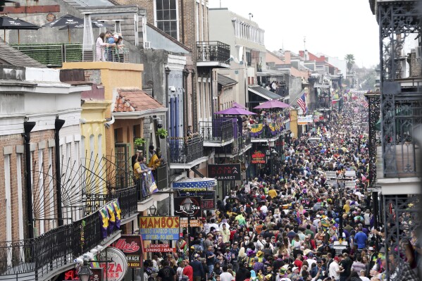 As celebridades celebram a Bourbon Street no Marddy Day em Nova Orleans, 25 de fevereiro de 2020. (AP Photo/Rusty Costanza, arquivo)