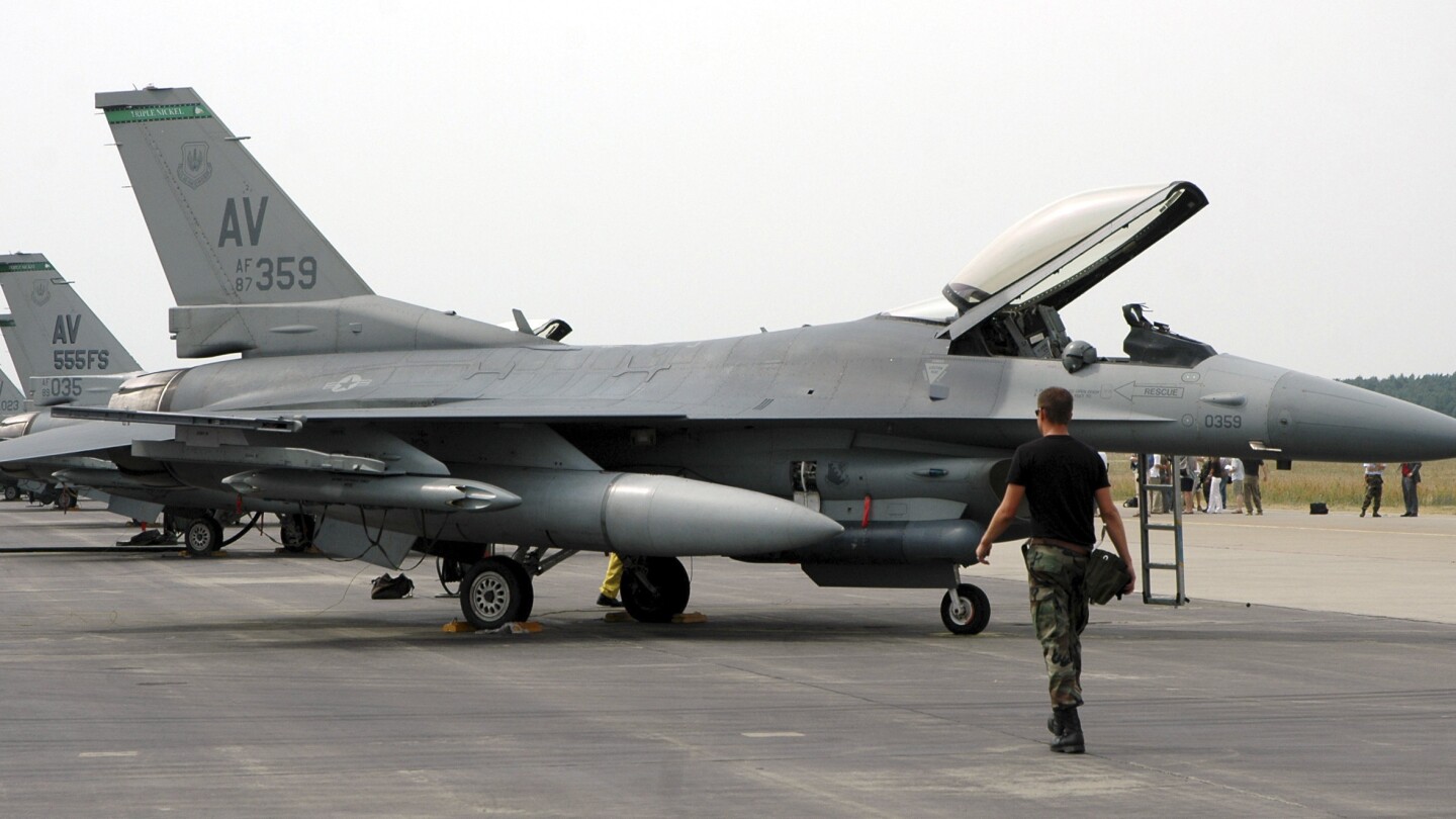 USA pristáli prvé 2 zo 14 nových stíhačiek F-16 na Slovensku