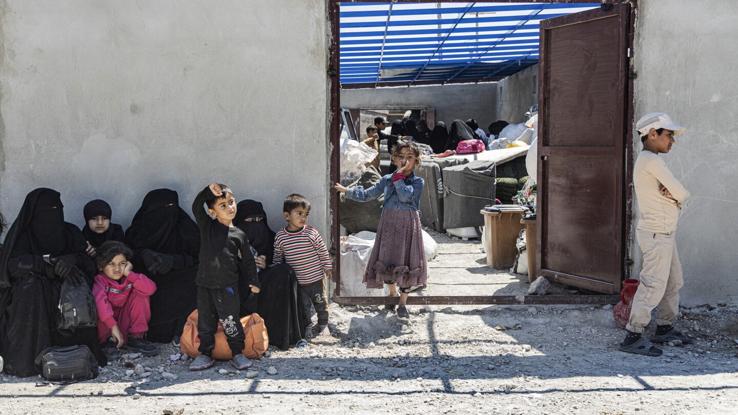 ЛАГЕР АЛ ХОЛ Сирия AP Десетки сирийски жени и деца