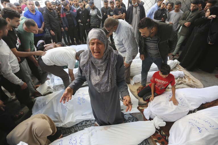 I palestinesi piangono i loro parenti uccisi in un bombardamento israeliano nella Striscia di Gaza a Rafah, martedì 7 novembre 2023.  (AP Photo/Hatem Ali)