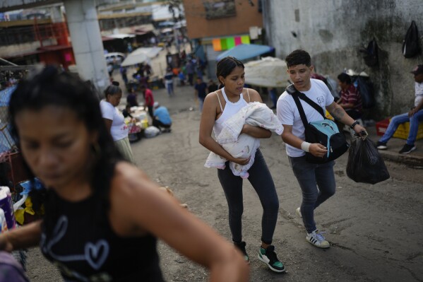 Residents walk through the Petare neighborhood of Caracas, Venezuela, Tuesday, July 16, 2024. (ĢӰԺ Photo/Ariana Cubillos)