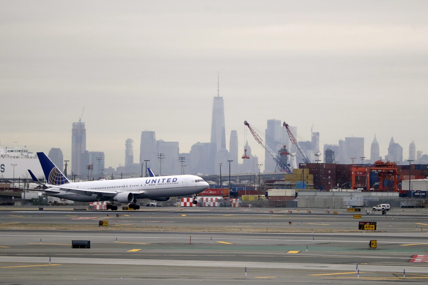 United Airlines cuts 35 daily flights at Newark airport, citing shortage of air traffic controllers