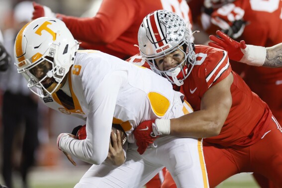 Dylan Sampson’s hamstring injury leaves Tennessee’s offense struggling in CFP loss to Ohio State