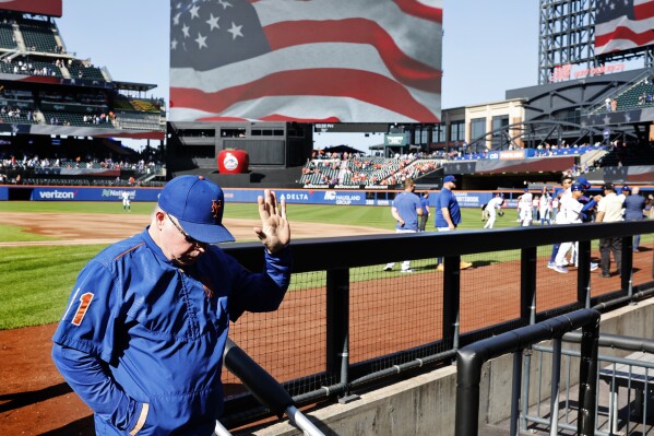 New York Mets manager Buck Showalter acknowledges fans before going to the dugout, before the start of baseball game against the Philadelphia Phillies, Sunday, Oct. 1, 2023 in New York. (AP Photo/Noah K. Murray)