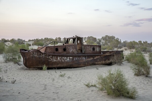 Un barco oxidado se encuentra en una zona seca del mar de Aral en Muynak, Uzbekistán, el domingo 25 de junio de 2023. Hace décadas, de un azul profundo y lleno de peces, era uno de los cuerpos de agua continentales más grandes del mundo. Se ha reducido a menos de una cuarta parte de su tamaño anterior. (Foto AP/Ebrahim Noroozi)