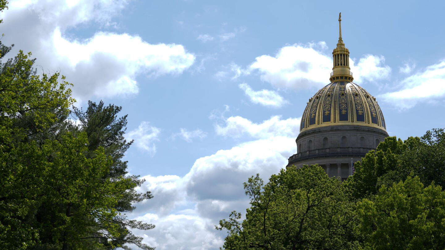 Законодателният орган на Западна Вирджиния приключва сесията с повишения на заплатите, намаляване на данъците и провал на сметките за социални въпроси